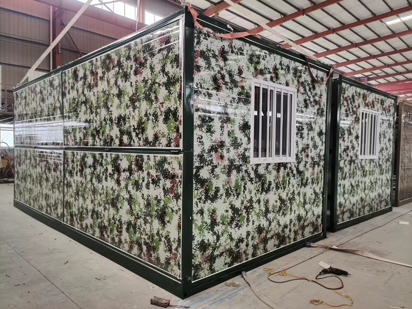 Einführung eines Tarnfalthausprodukts
